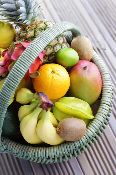 Färska tropiska frukter — Stockfoto