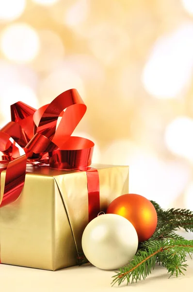 Noel hediye ve baubles — Stok fotoğraf