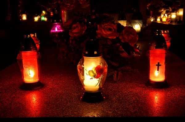 Grupo de velas na sepultura durante Todo o Santo — Fotografia de Stock