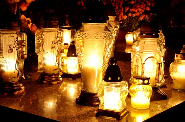 Grupo de velas na sepultura durante Todo o Santo — Fotografia de Stock