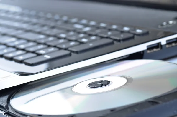 Laptop met open cd-station — Stockfoto