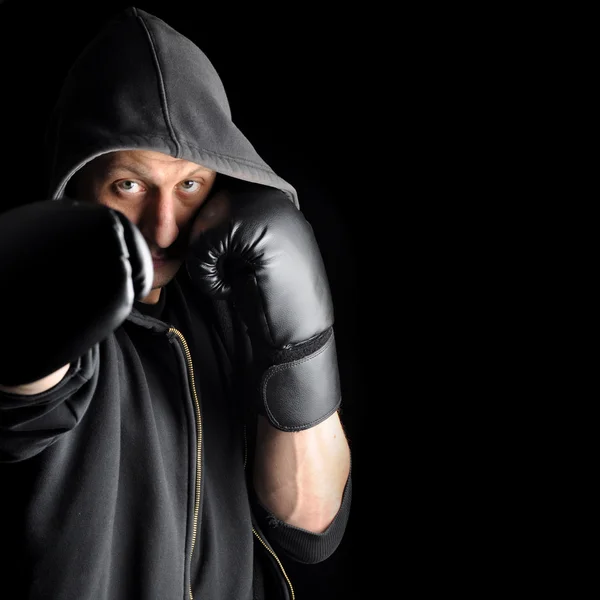 Joven boxeador sobre fondo oscuro —  Fotos de Stock