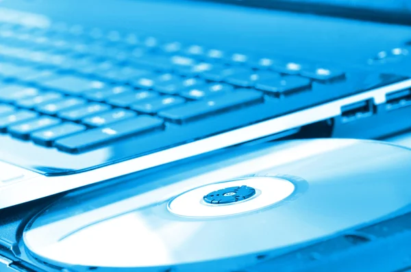Laptop med öppna CD-enheten — Stockfoto