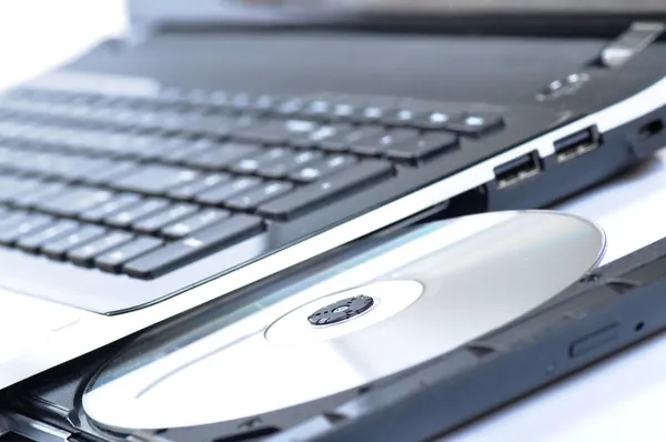Laptop med öppna CD-enheten — Stockfoto