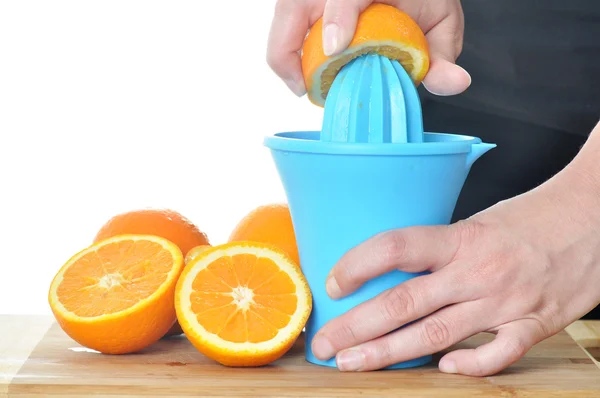 Подготовка апельсинового сока — стоковое фото