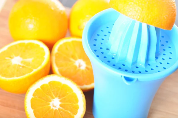 Preparazione del succo d'arancia — Foto Stock