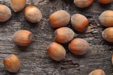 Tahta bir masada fındık..