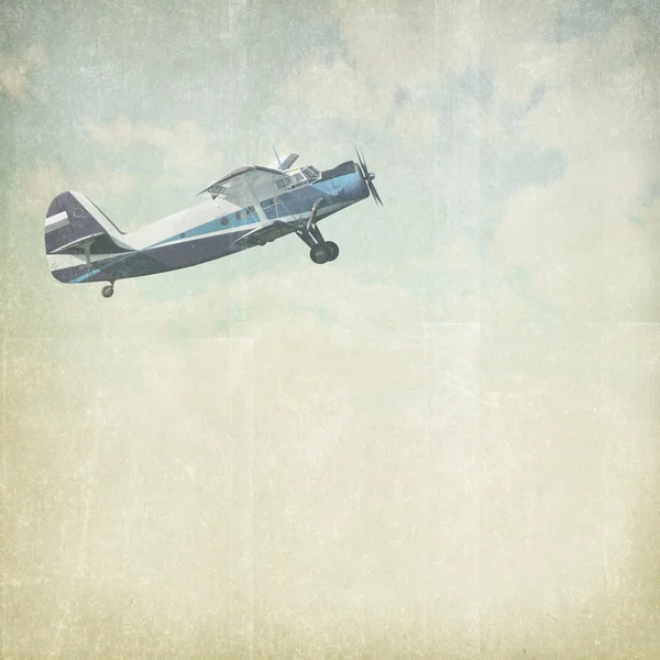 Jahrgang bewölkt Hintergrund mit Flugzeug — Stockfoto