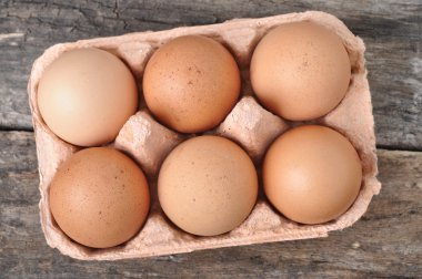 ahşap bir masa üzerinde bir tepsi içinde yumurta.