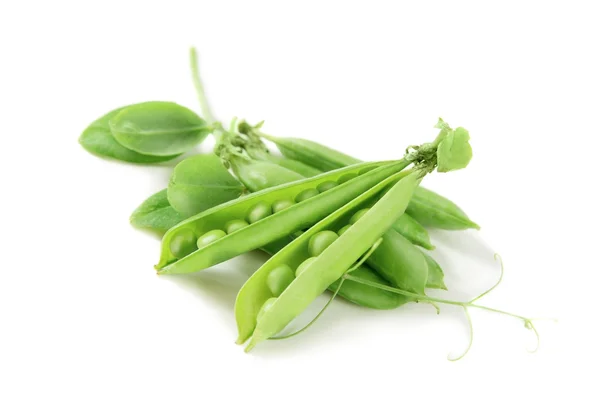 Groene erwten geïsoleerd — Stockfoto