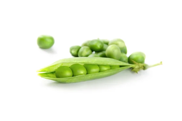 Warzywo zbliżenie świeży zielony groszek na białym tle — Zdjęcie stockowe