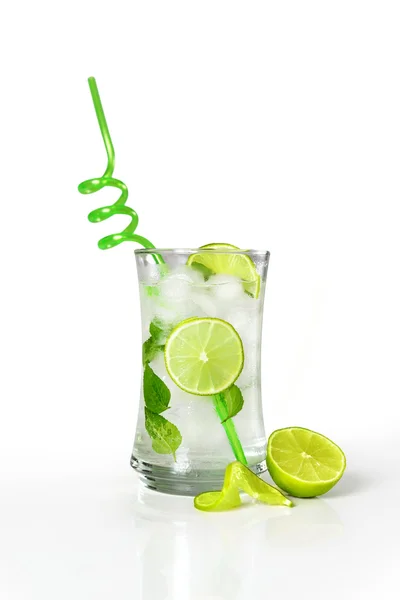 Refreshing cold mojito drink with fresh lime slices and ice — Stock Photo, Image