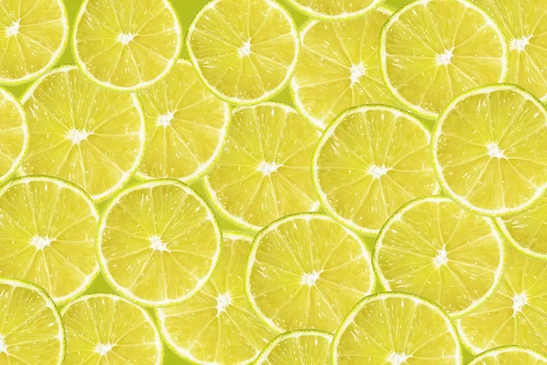 narenciye-meyve kireç dilimleri ile sarı arka plan. yakın çekim desen.