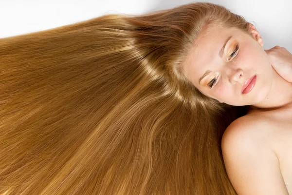 pürüzsüz parlak uzun saçlı güzel kadın portresi.