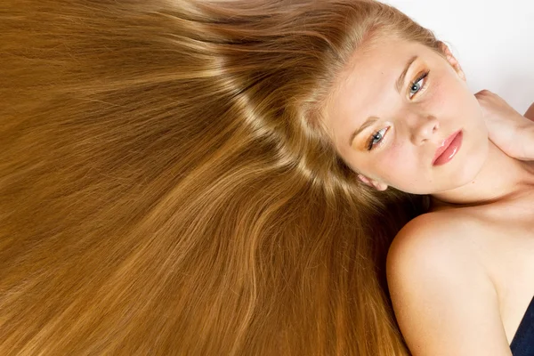 Retrato de mujer hermosa con el pelo largo brillo suave . —  Fotos de Stock