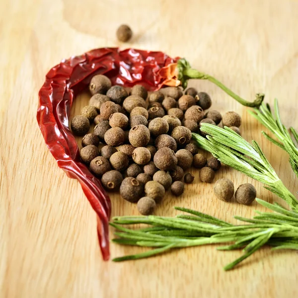 Gewürze und Kräuter. Lebensmittel und Zutaten der Küche. farbenfrohe natürliche Zusatzstoffe. — Stockfoto