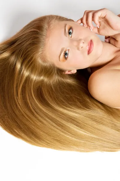 Retrato de mulher bonita com cabelo longo lustro liso . — Fotografia de Stock