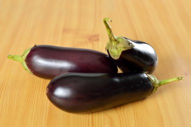 Organik olgun mor patlıcan