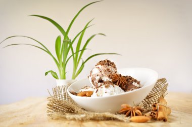 lezzetli fındık dondurma kaşık toz tarçın ve çikolata ile