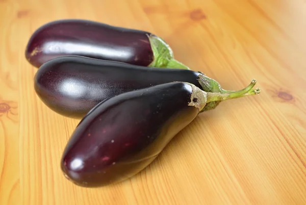 Üç organik olgun mor patlıcan — Stok fotoğraf