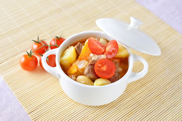 Zuppa di verdure fatta in casa con patate, carote, pomodori e carne Fotografia Stock