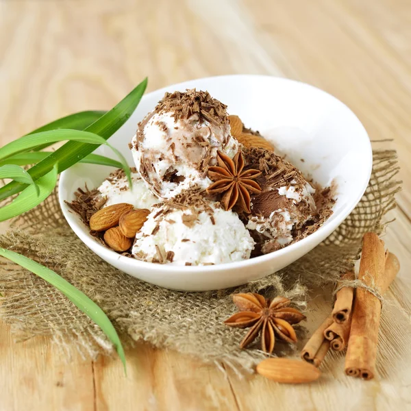 シナモン、チョコレート ナットのおいしいアイス クリーム スクープ ロイヤリティフリーのストック写真