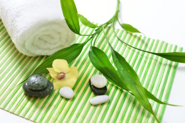 havlu ve yeşil bambu ile kaplıca tedavisi