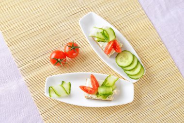 kanepeler sebze plaka üzerinde ve tereyağı ile. Üstten Görünüm