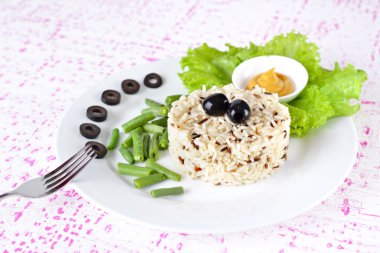 garnitür - karışık wild pirinç pişmiş. yeşil fasulye sebze ve salata ile servis tabağı.