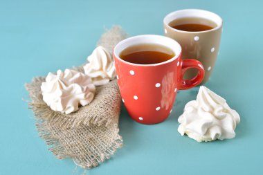 iki bardak çay ve kremalı kurabiye