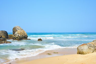 manzara plaj, tropikal deniz ve taşlar