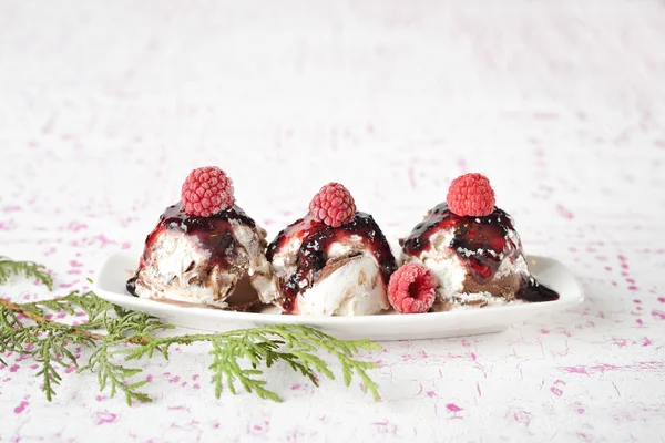Food background. Scoops of ice cream with raspberries and jam. — Stock Photo, Image