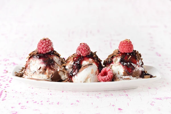 Close up scoops of ice cream with raspberries and jam — Stock Photo, Image