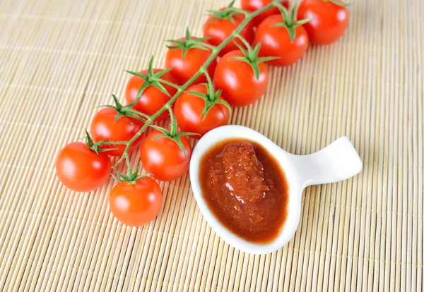 Ketchup en tomaten — Stockfoto