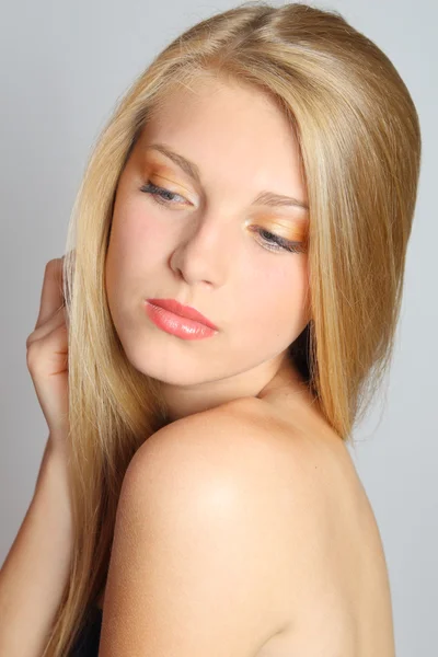 Prachtige blond meisje. blonde haren. gezicht close-up. — Stockfoto