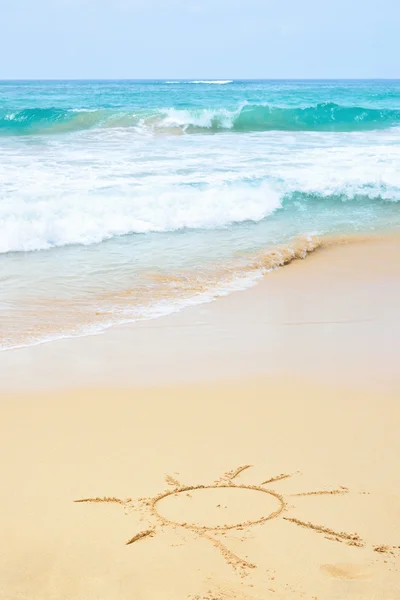 Praia de areia e onda com sol — Fotografia de Stock
