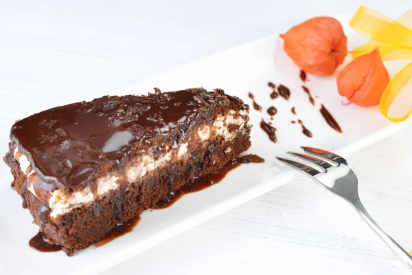 Κομμάτι της νόστιμο κέικ σοκολάτας με μαύρο σάλτσα σοκολάτας — Φωτογραφία Αρχείου