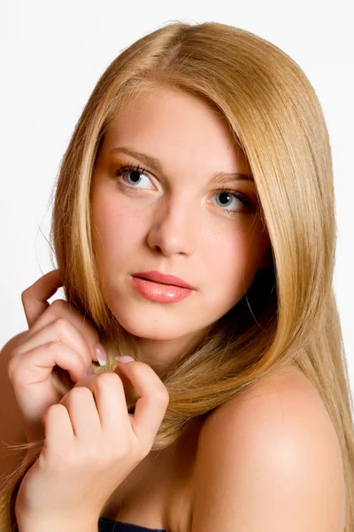 Cabello rubio.Retrato de cerca de la hermosa mujer con el pelo largo recto —  Fotos de Stock