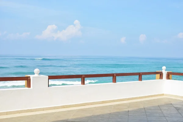 Vue sur la mer depuis un balcon Photos De Stock Libres De Droits