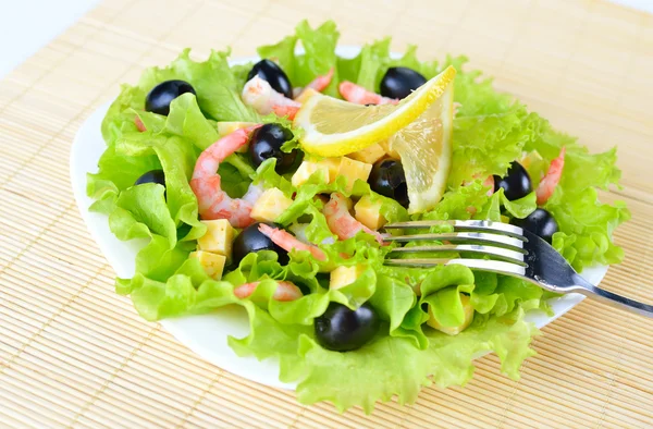 건강 한 음식 배경입니다. 올리브, 치즈, 새우와 신선한 레몬과 야채 샐러드 스톡 이미지