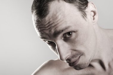 genç adamın yüzü