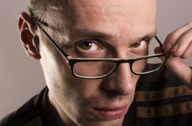 Gözlüklü genç adam.