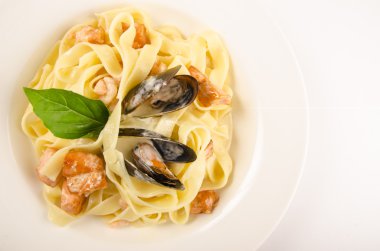 somon ve midye makarna