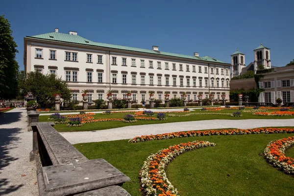 Oostenrijk, Salzburg - 30 juni 2012: Zomer uitzicht op het Mirabell Paleis en zijn tuinen. — Stockfoto