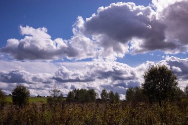 Bulutlu sonbahar doğal manzarası
