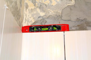 beyaz çini duvar arka plan ve inşaat araçları