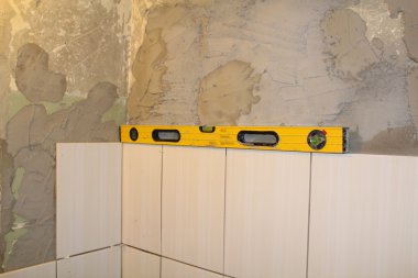 beyaz çini duvar arka plan ve inşaat araçları