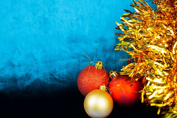 Composición navideña con juguetes navideños en forma de globos sobre un fondo de terciopelo azul — Foto de Stock