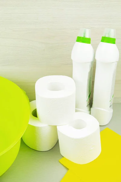 Рулон туалетного паперу і пляшка миючого засобу, чистота в будинку, прибирання кімнати готелю — стокове фото