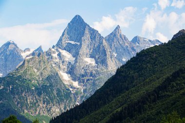 Kafkasya Dağları. Yazın dağ zirveleri